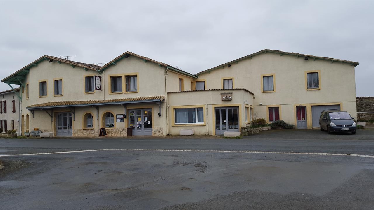 Les 3 Pigeons Hotel Chenay  Exterior photo